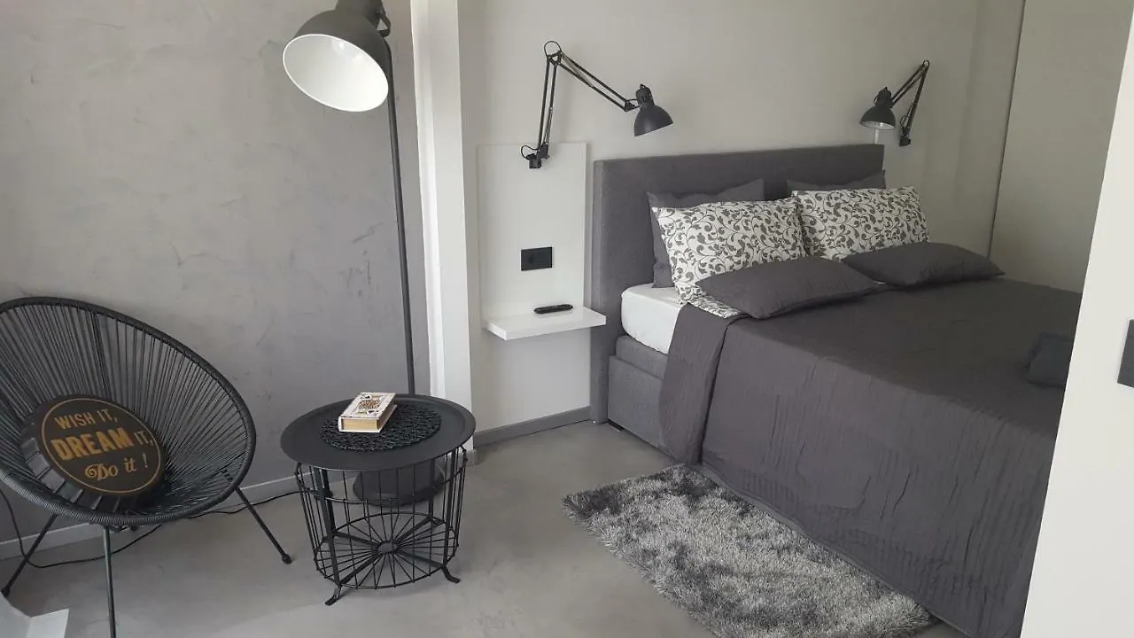 Apartman Vip, With Free Garage Parking 풀라 아파트